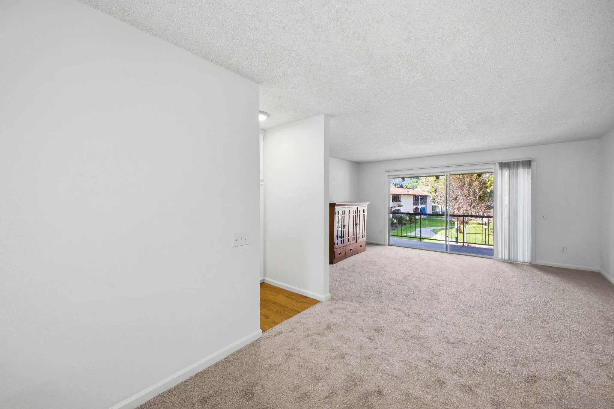 6019 Rancho Mission Road, Unit 204 San Diego, CA 92108 - Photo 11 of 38 Large open living area