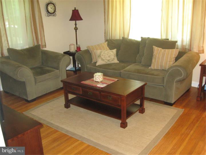 310 Garden Road Springfield, PA 19064 - Photo 3 of 22 Living Room