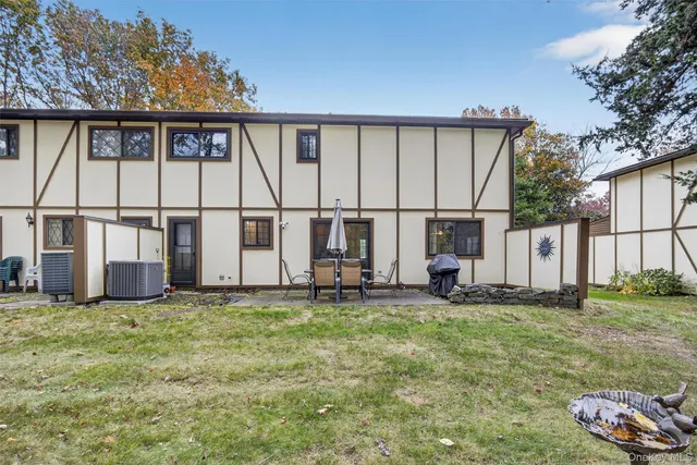 a view of a back yard of the house
