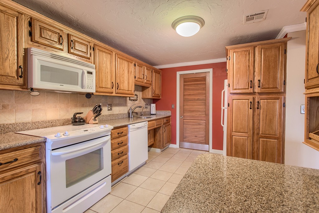 503 Ridgefield Circle, Unit A Clinton, MA 01510 - Photo 3 of 30 Gallery Image 3
