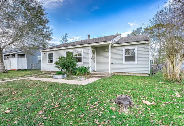 a view of a house with backyard and garden