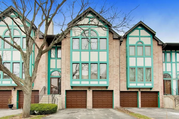 $3,450 | 943 West Essex Place, Arlington Heights, IL 60004
