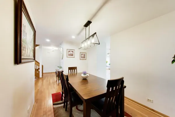 $3,450 | 943 West Essex Place, Arlington Heights, IL 60004
