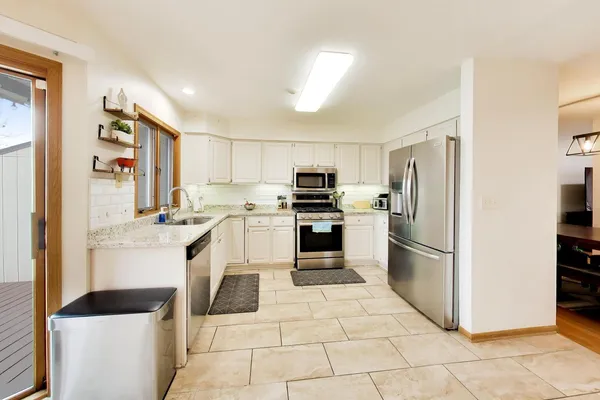 $3,450 | 943 West Essex Place, Arlington Heights, IL 60004