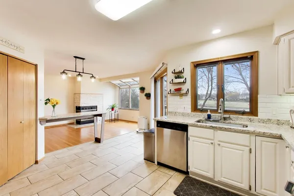 $3,450 | 943 West Essex Place, Arlington Heights, IL 60004