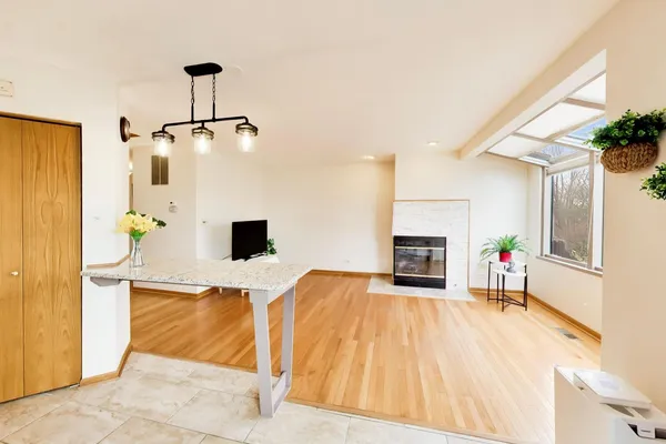 $3,450 | 943 West Essex Place, Arlington Heights, IL 60004