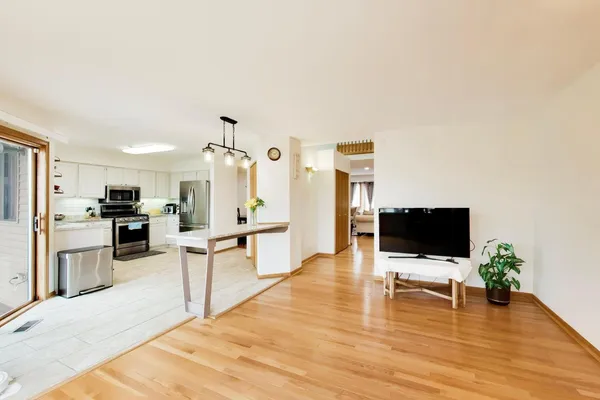 $3,450 | 943 West Essex Place, Arlington Heights, IL 60004