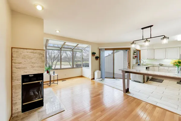 $3,450 | 943 West Essex Place, Arlington Heights, IL 60004