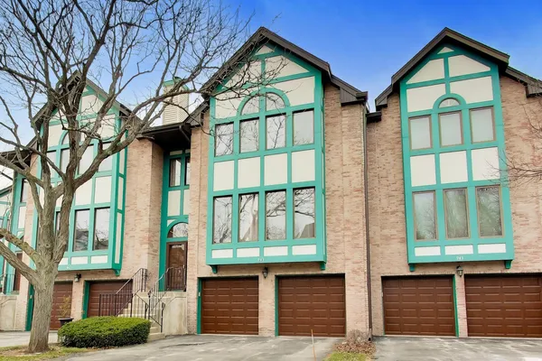 $3,450 | 943 West Essex Place, Arlington Heights, IL 60004