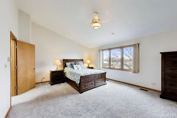 $3,450 | 943 West Essex Place, Arlington Heights, IL 60004