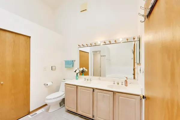 $3,450 | 943 West Essex Place, Arlington Heights, IL 60004