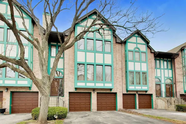 $3,450 | 943 West Essex Place, Arlington Heights, IL 60004