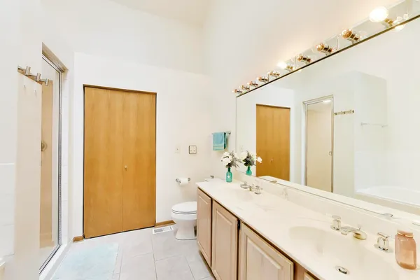 $3,450 | 943 West Essex Place, Arlington Heights, IL 60004