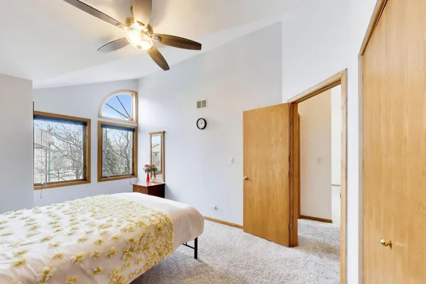 $3,450 | 943 West Essex Place, Arlington Heights, IL 60004