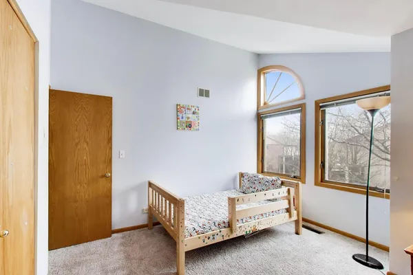 $3,450 | 943 West Essex Place, Arlington Heights, IL 60004