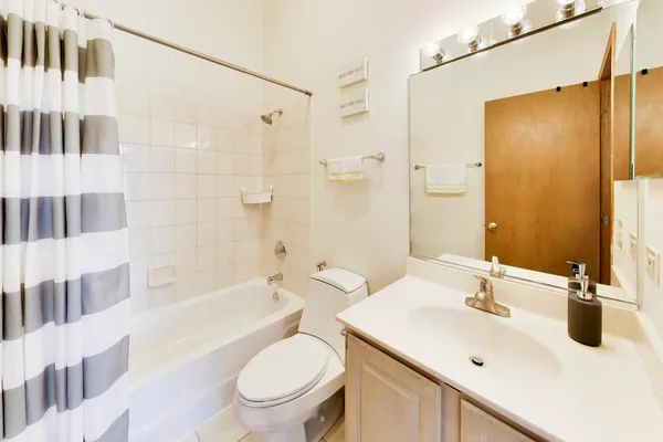 $3,450 | 943 West Essex Place, Arlington Heights, IL 60004