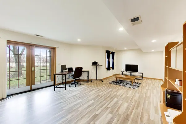 $3,450 | 943 West Essex Place, Arlington Heights, IL 60004