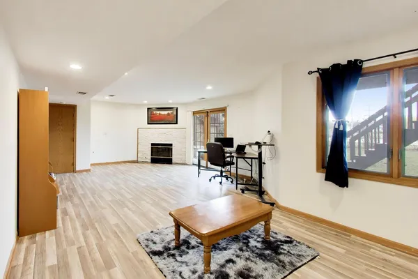 $3,450 | 943 West Essex Place, Arlington Heights, IL 60004