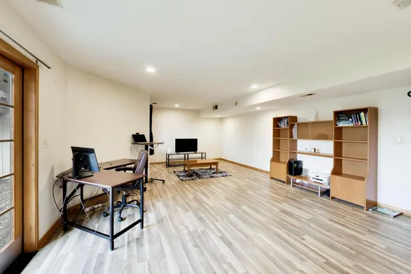 $3,450 | 943 West Essex Place, Arlington Heights, IL 60004