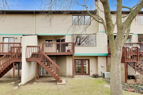 $3,450 | 943 West Essex Place, Arlington Heights, IL 60004