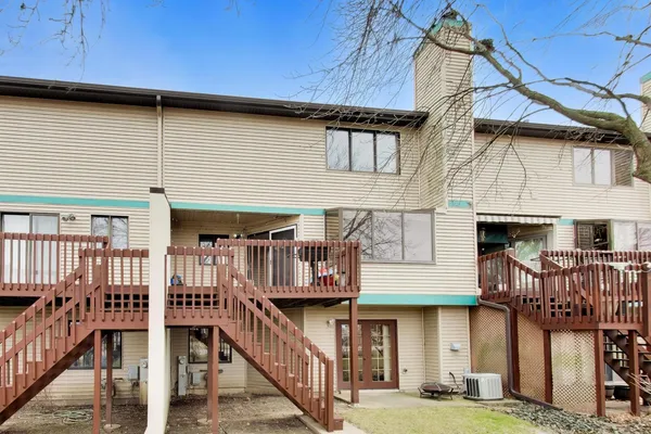$3,450 | 943 West Essex Place, Arlington Heights, IL 60004