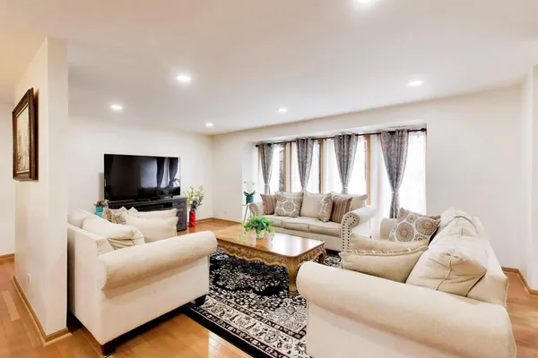 $3,450 | 943 West Essex Place, Arlington Heights, IL 60004