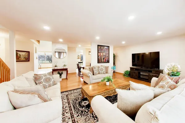 $3,450 | 943 West Essex Place, Arlington Heights, IL 60004