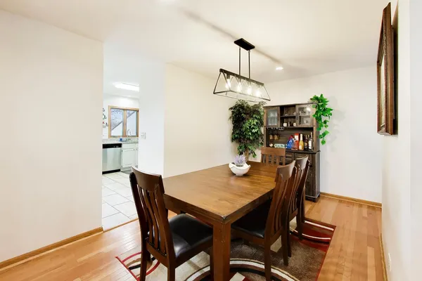 $3,450 | 943 West Essex Place, Arlington Heights, IL 60004