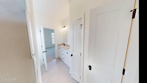 a view of empty room with ceiling fan