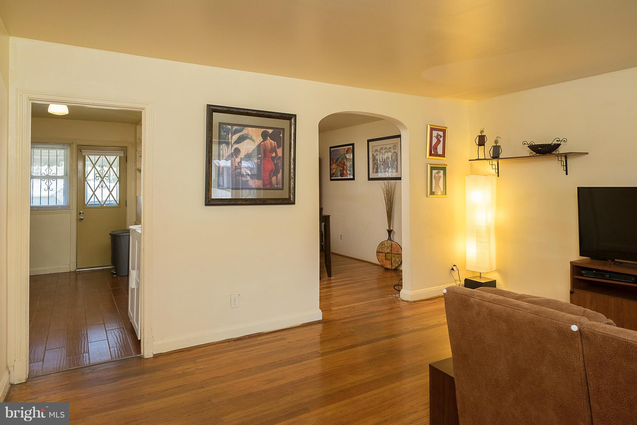 702 Wicklow Road Baltimore, MD 21229 - Photo 2 of 25 Living Room