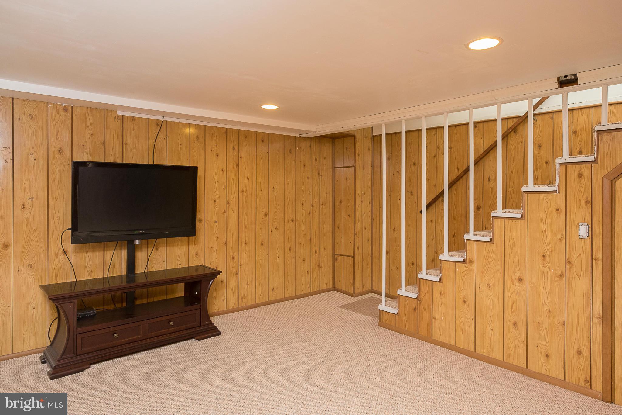 702 Wicklow Road Baltimore, MD 21229 - Photo 18 of 25 Family Room