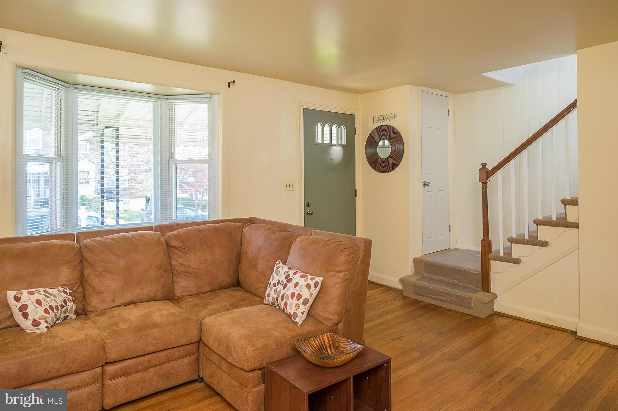 702 Wicklow Road Baltimore, MD 21229 - Photo 6 of 25 Living Room