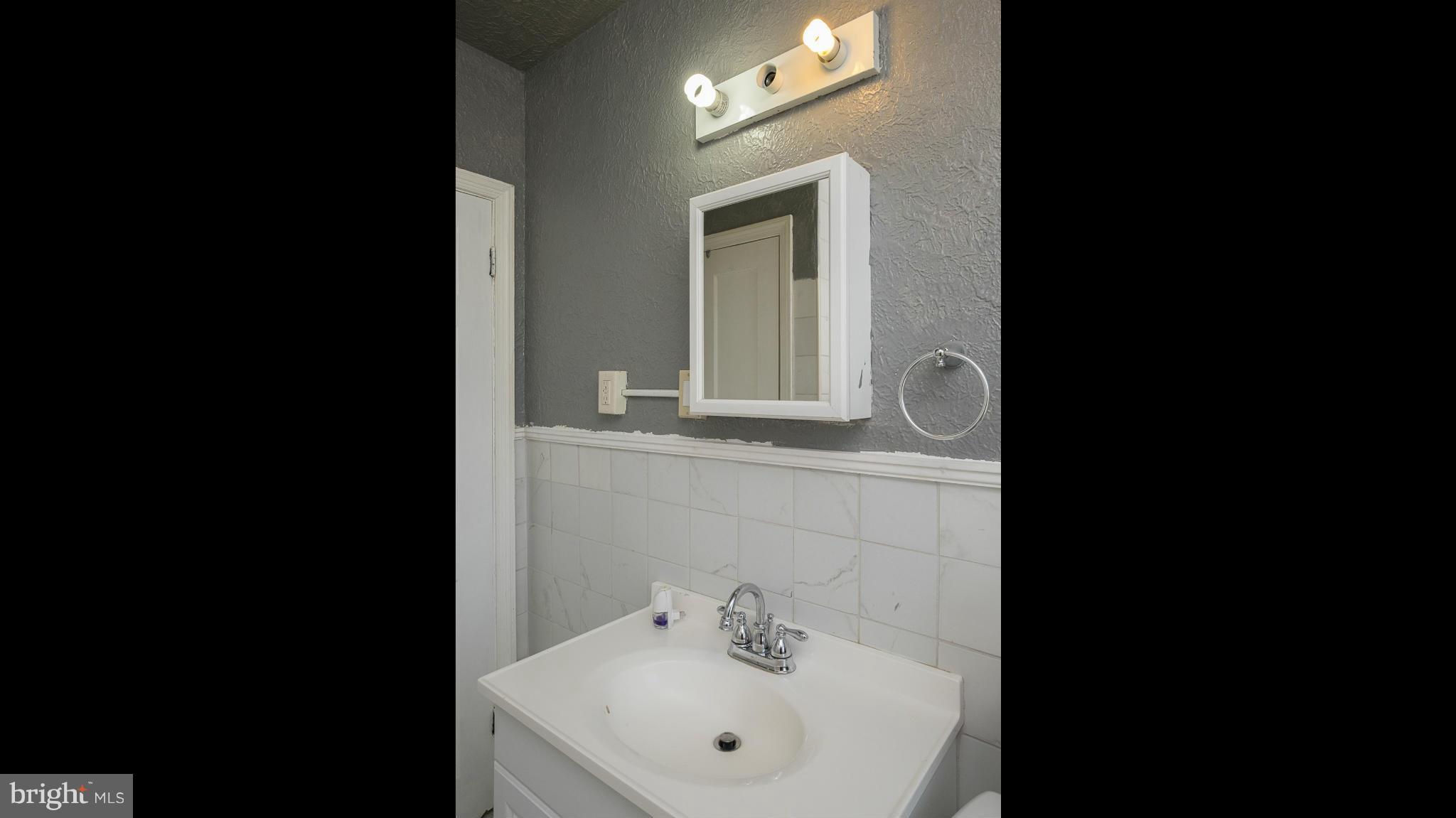 702 Wicklow Road Baltimore, MD 21229 - Photo 10 of 25 Bath