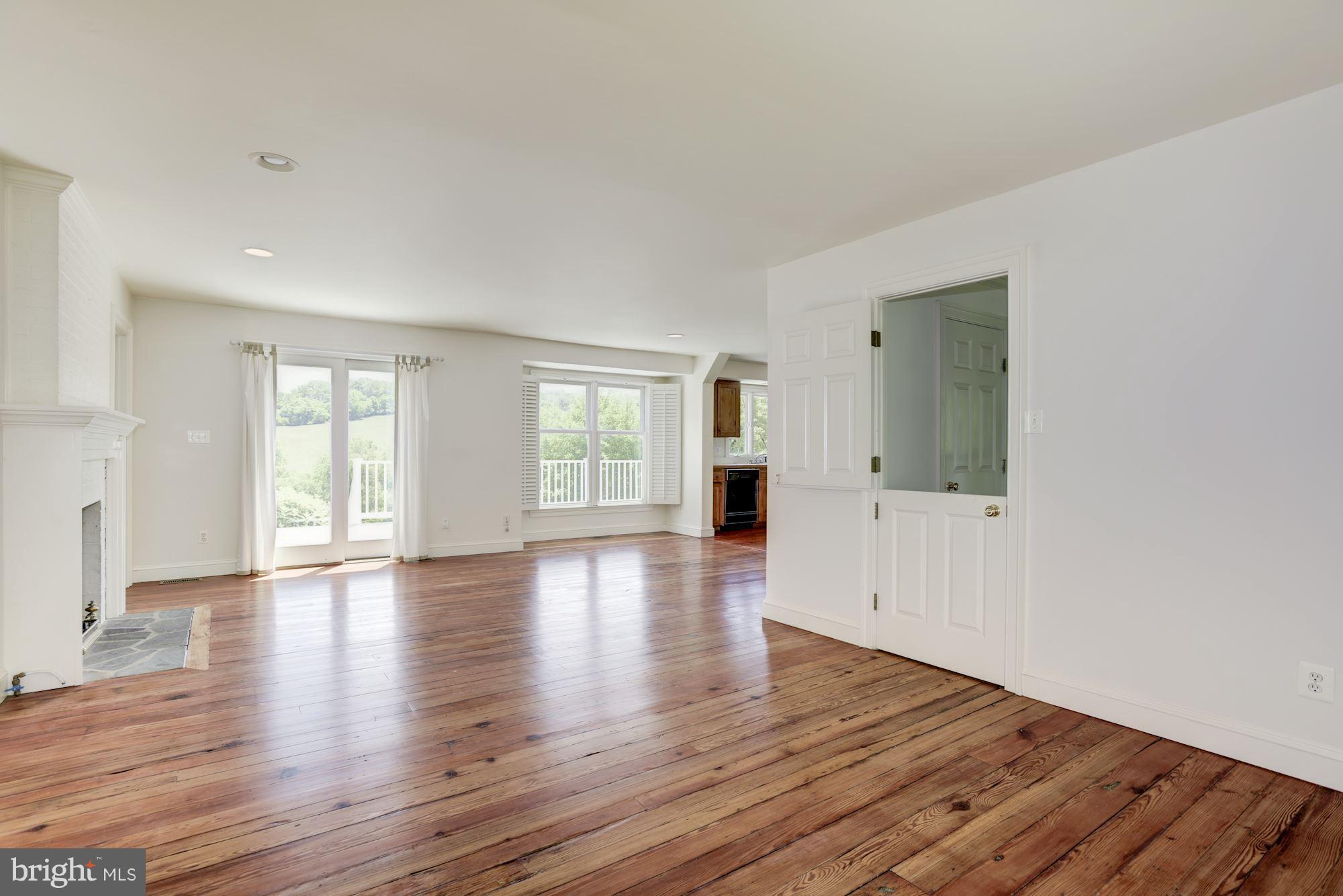 3327 Lost Corner Road Delaplane, VA 20144 - Photo 20 of 30 FR flows into Breakfast Rm/Kitchen