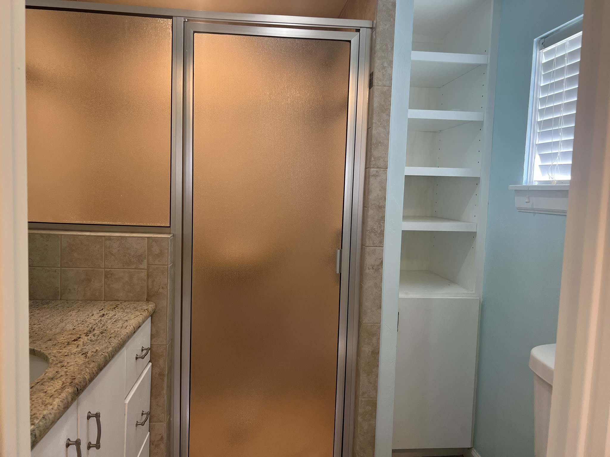 2605 Delafield Street Houston, TX 77023 - Photo 23 of 32 2nd full bathroom at back of house