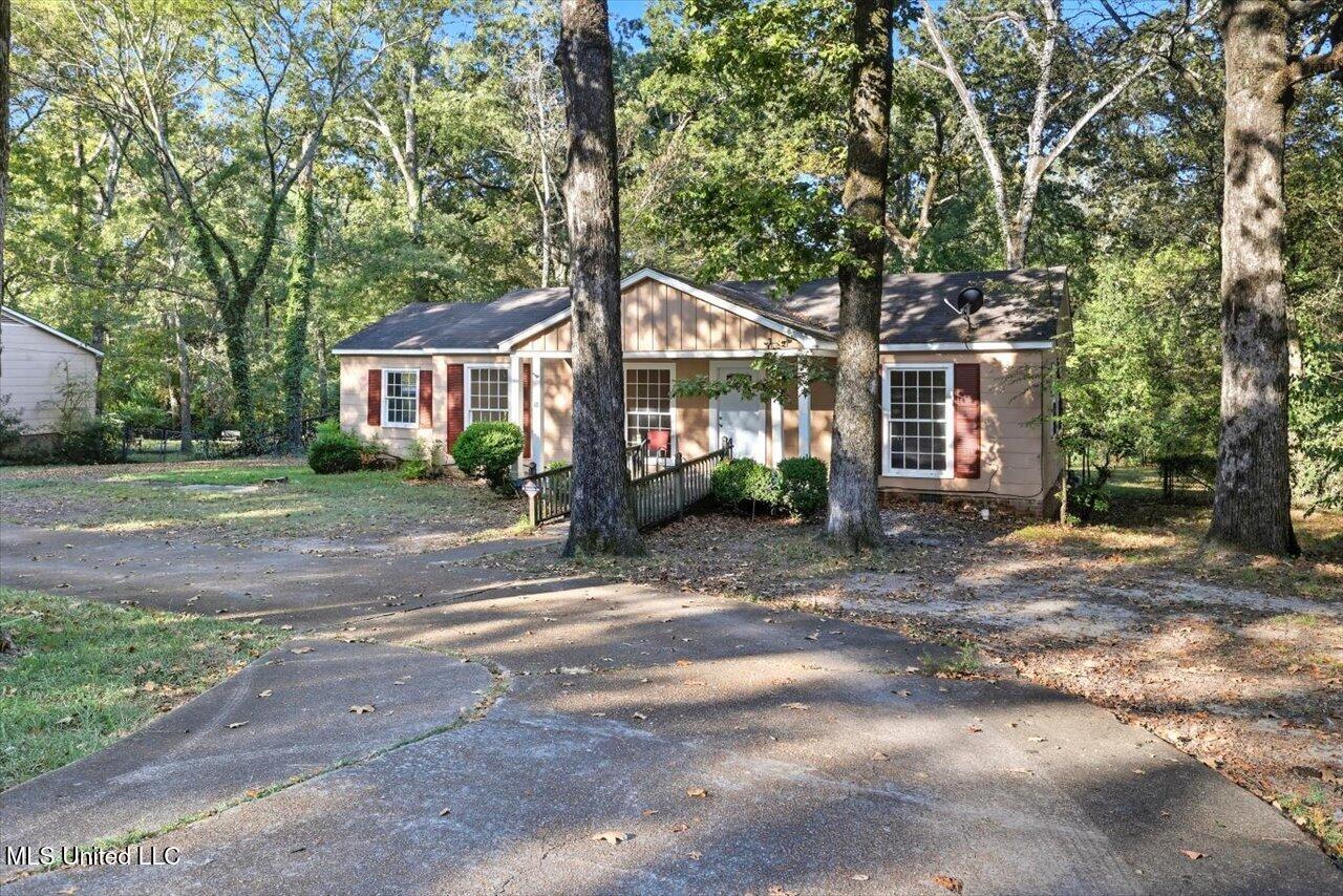 211 West Lakeview Drive Clinton, MS 39056 - Photo 2 of 26 02-211 W Lakeview Dr _ Home Tours MS