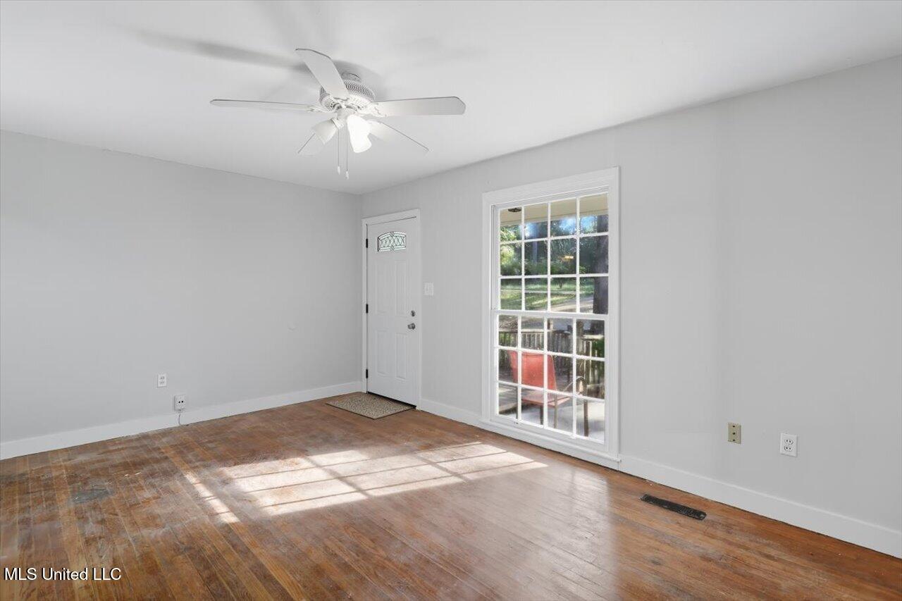 211 West Lakeview Drive Clinton, MS 39056 - Photo 7 of 26 07-211 W Lakeview Dr _ Home Tours MS