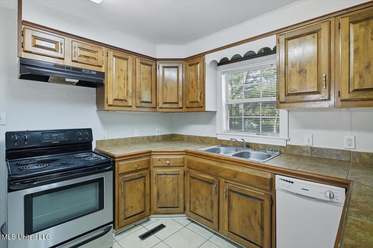 211 West Lakeview Drive Clinton, MS 39056 - Photo 10 of 26 10-211 W Lakeview Dr _ Home Tours MS