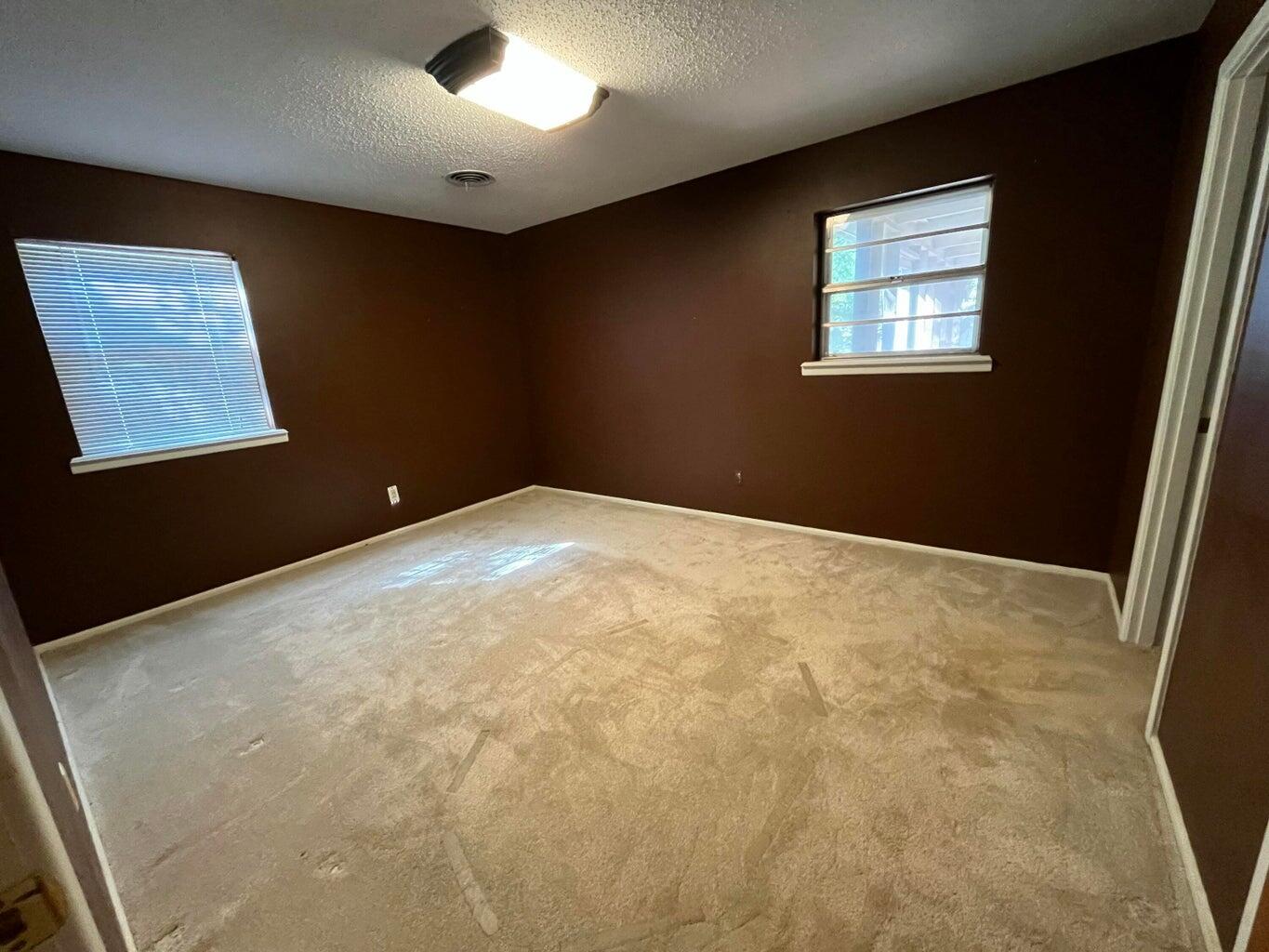 2009 Dallas Plainview, TX 79072 - Photo 12 of 26 en empty room with windows