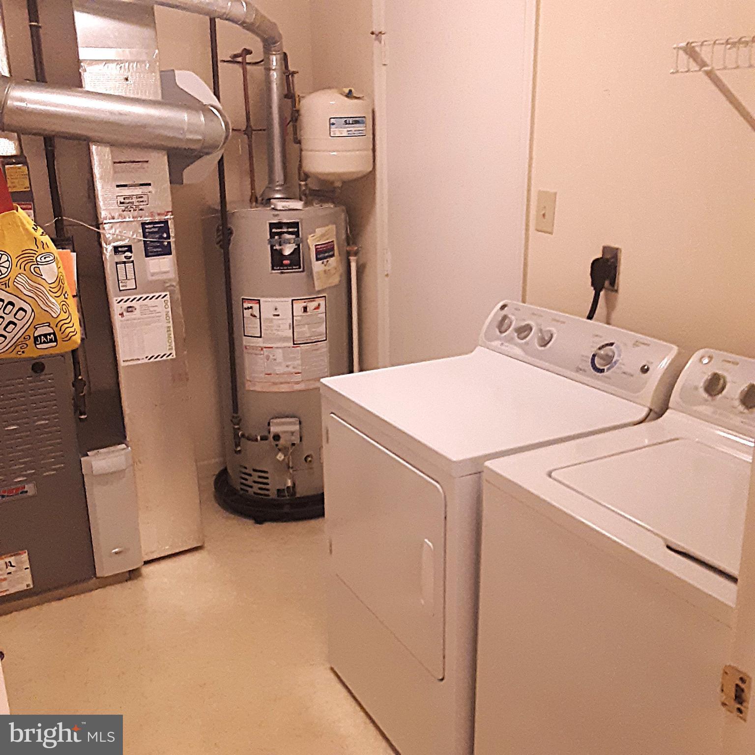 118 Primrose Lane Reading, PA 19610 - Photo 18 of 36 a utility room with dryer and washer