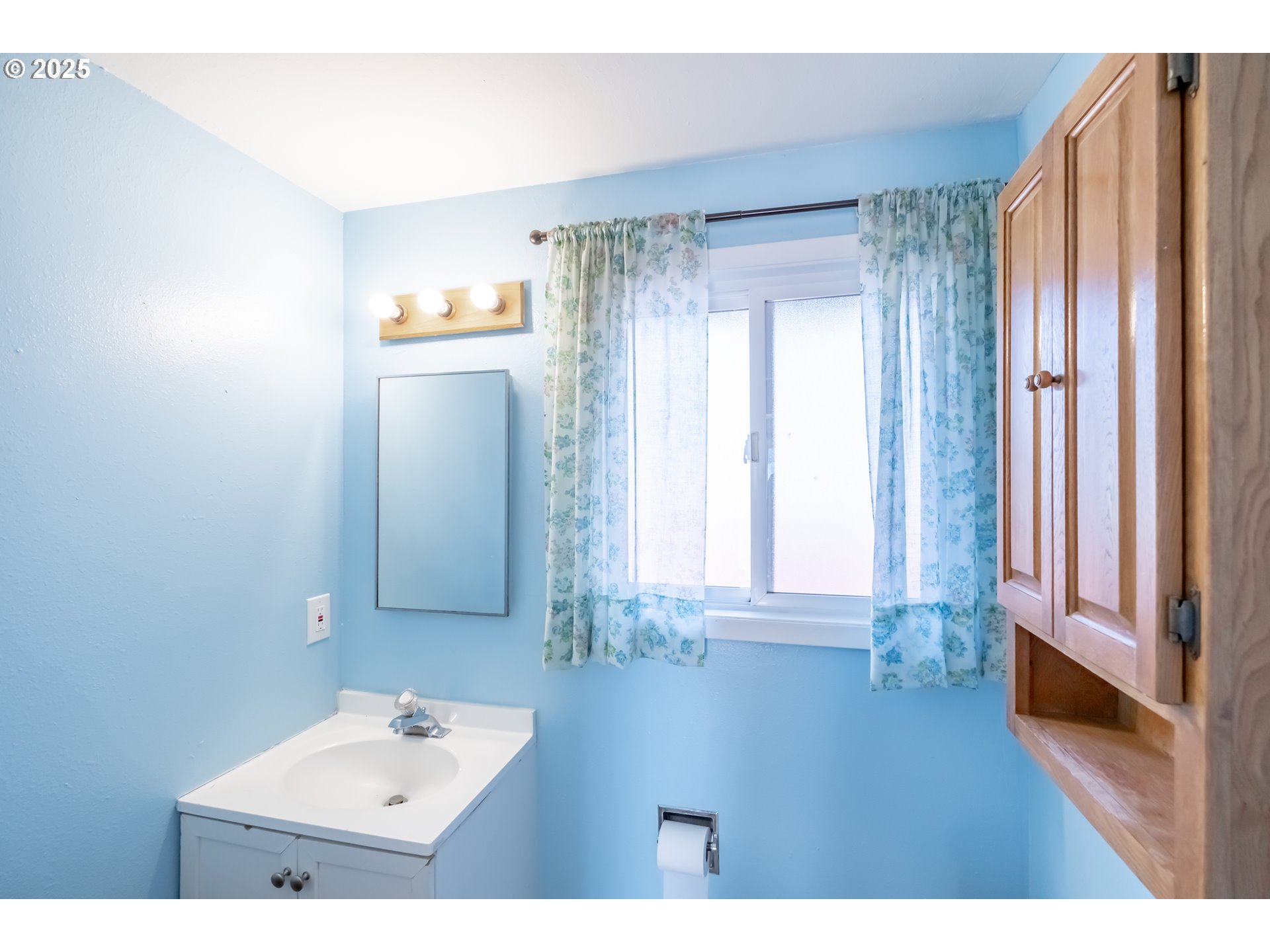1625 Southeast Jackson Street Albany, OR 97322 - Photo 15 of 38 a bathroom with a sink and a mirror