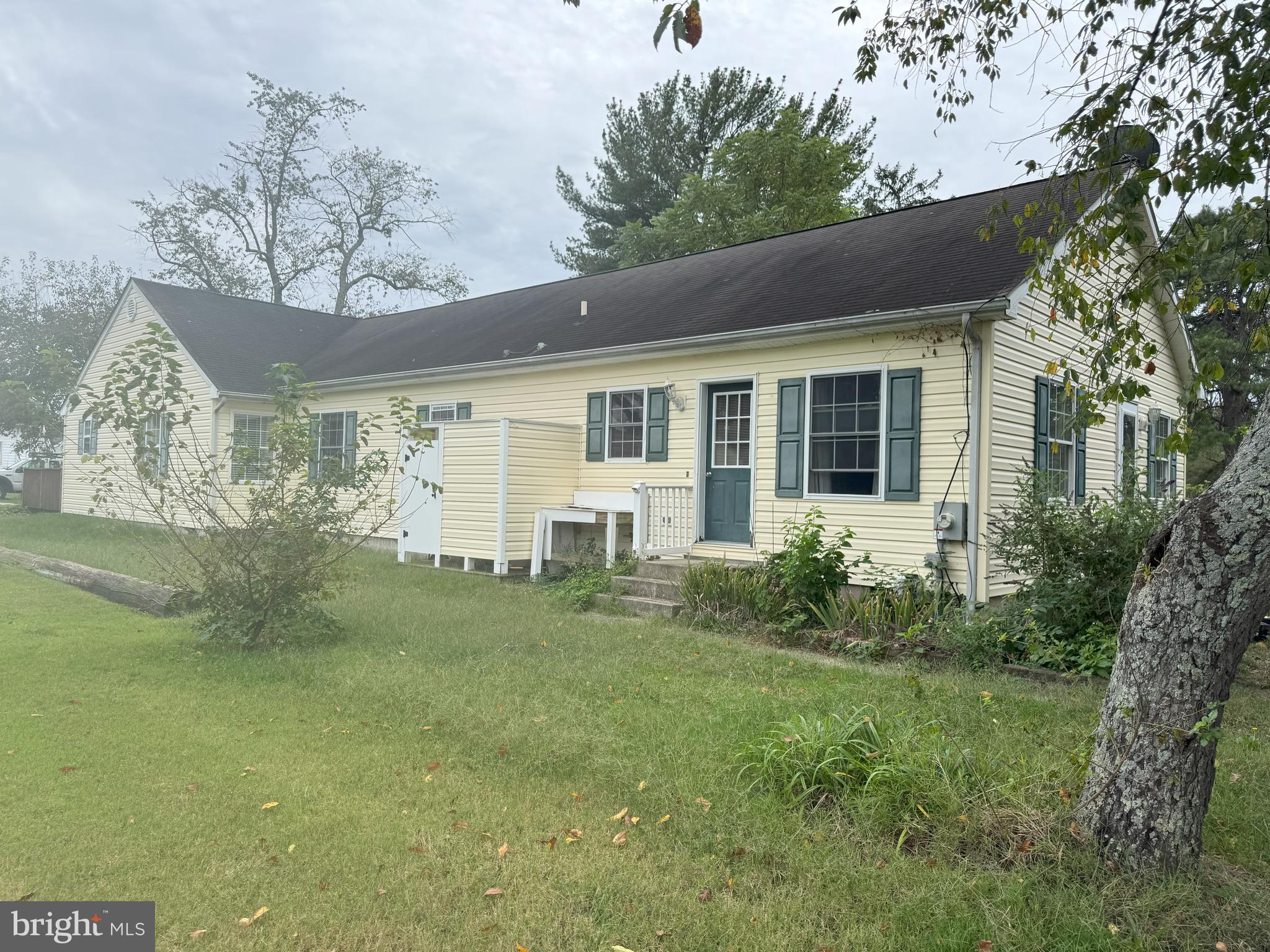 a view of a house with a yard