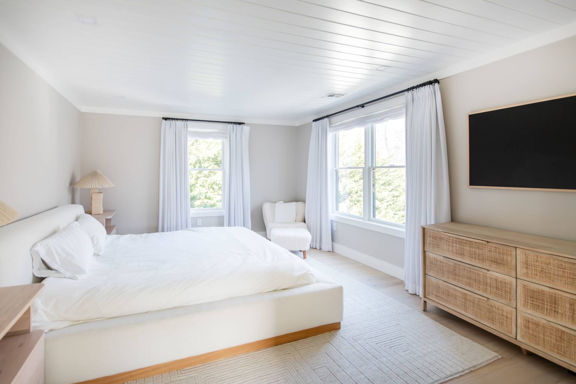 42 Knoll Road Southampton, NY 11968 - Photo 11 of 18 a spacious bedroom with a bed and a flat screen television