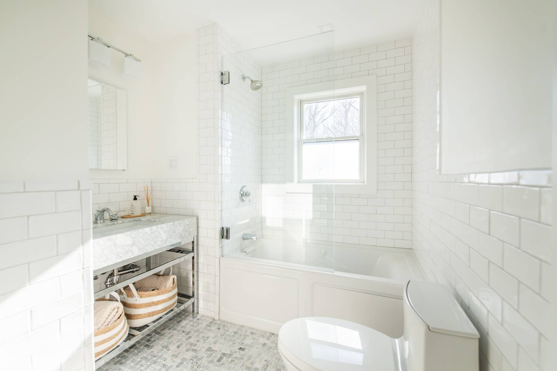 42 Knoll Road Southampton, NY 11968 - Photo 14 of 18 a bathroom with a sink a toilet and bathtub