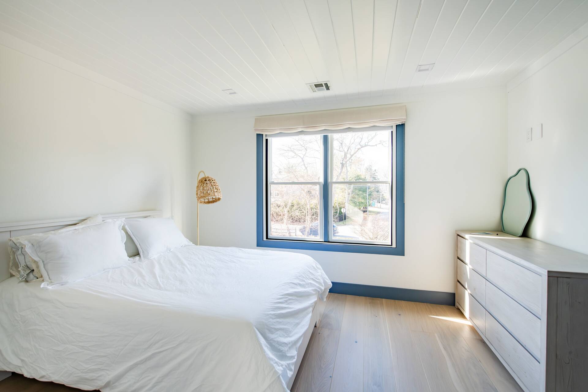 42 Knoll Road Southampton, NY 11968 - Photo 16 of 18 a bedroom with a bed and a window