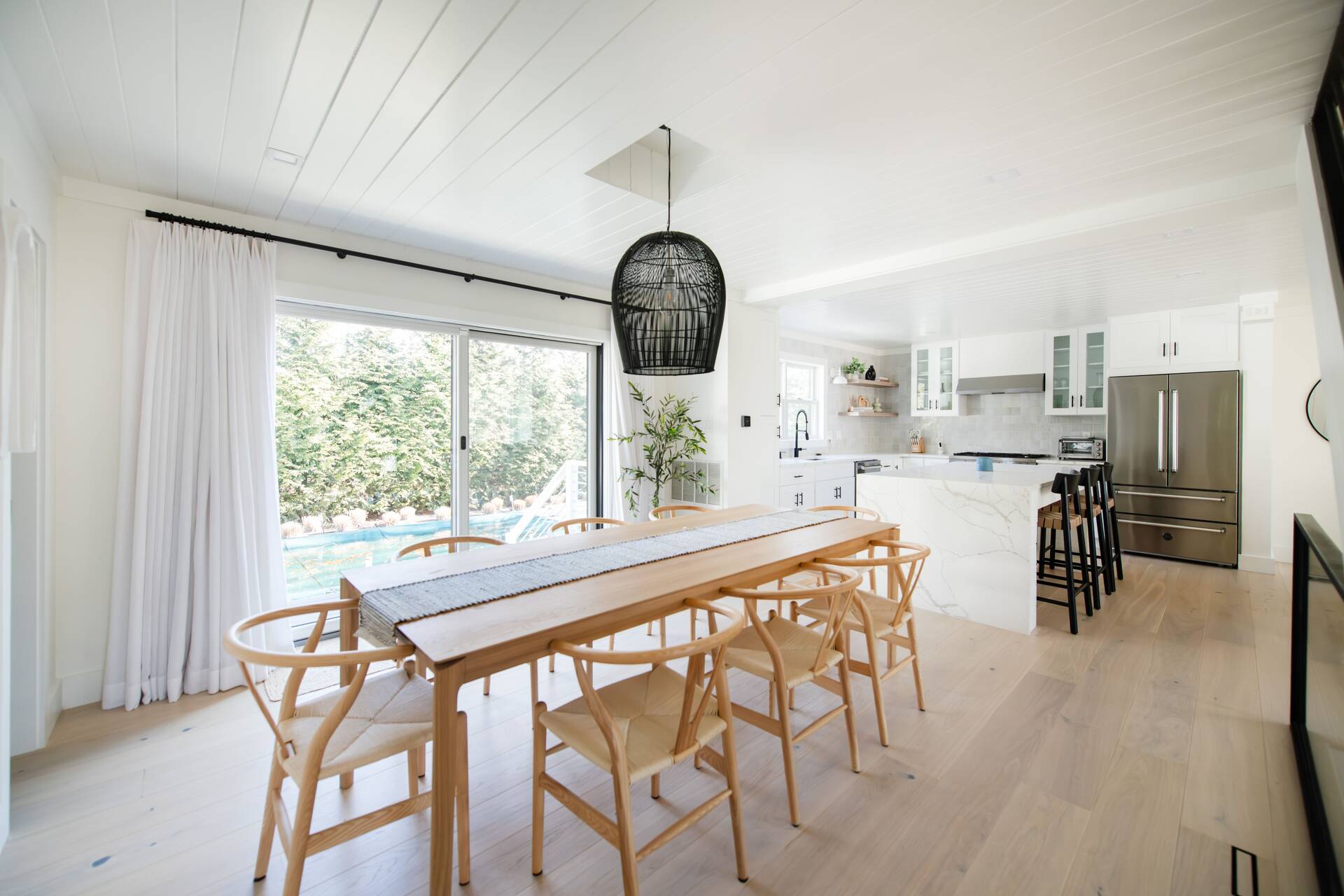 42 Knoll Road Southampton, NY 11968 - Photo 7 of 18 a dining room with furniture a chandelier and wooden floor