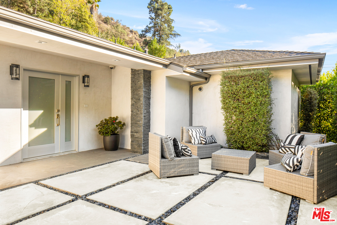 2072 Roscomare Road Los Angeles, CA 90077 - Photo 3 of 32