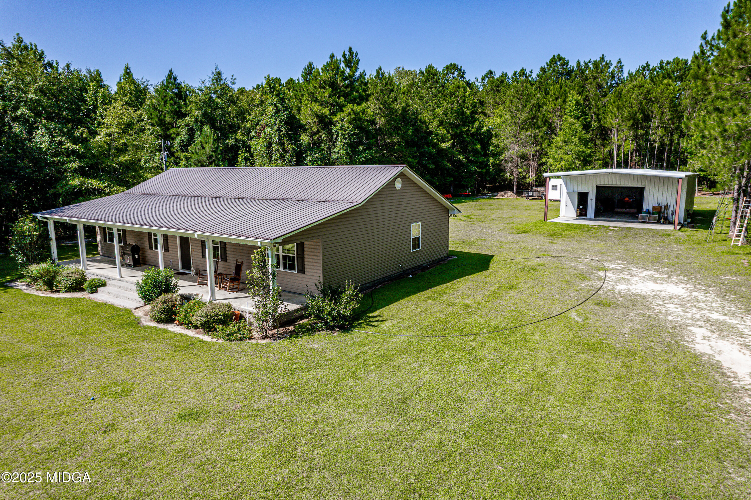 1866 McLendon Road Dublin, GA 31021 - Photo 2 of 48 a front view of a house with garden