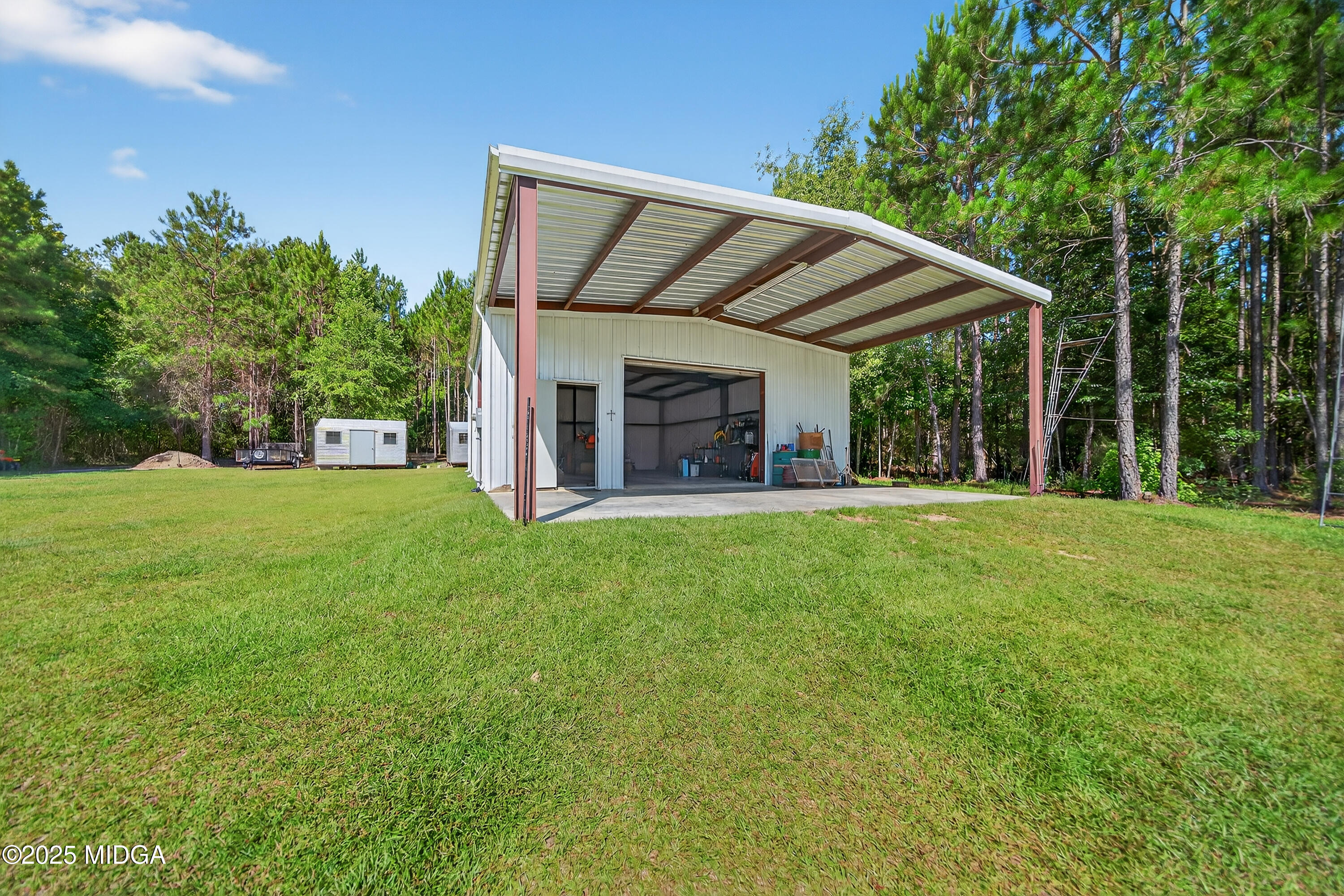 1866 McLendon Road Dublin, GA 31021 - Photo 31 of 48 a view of a house with backyard and garden