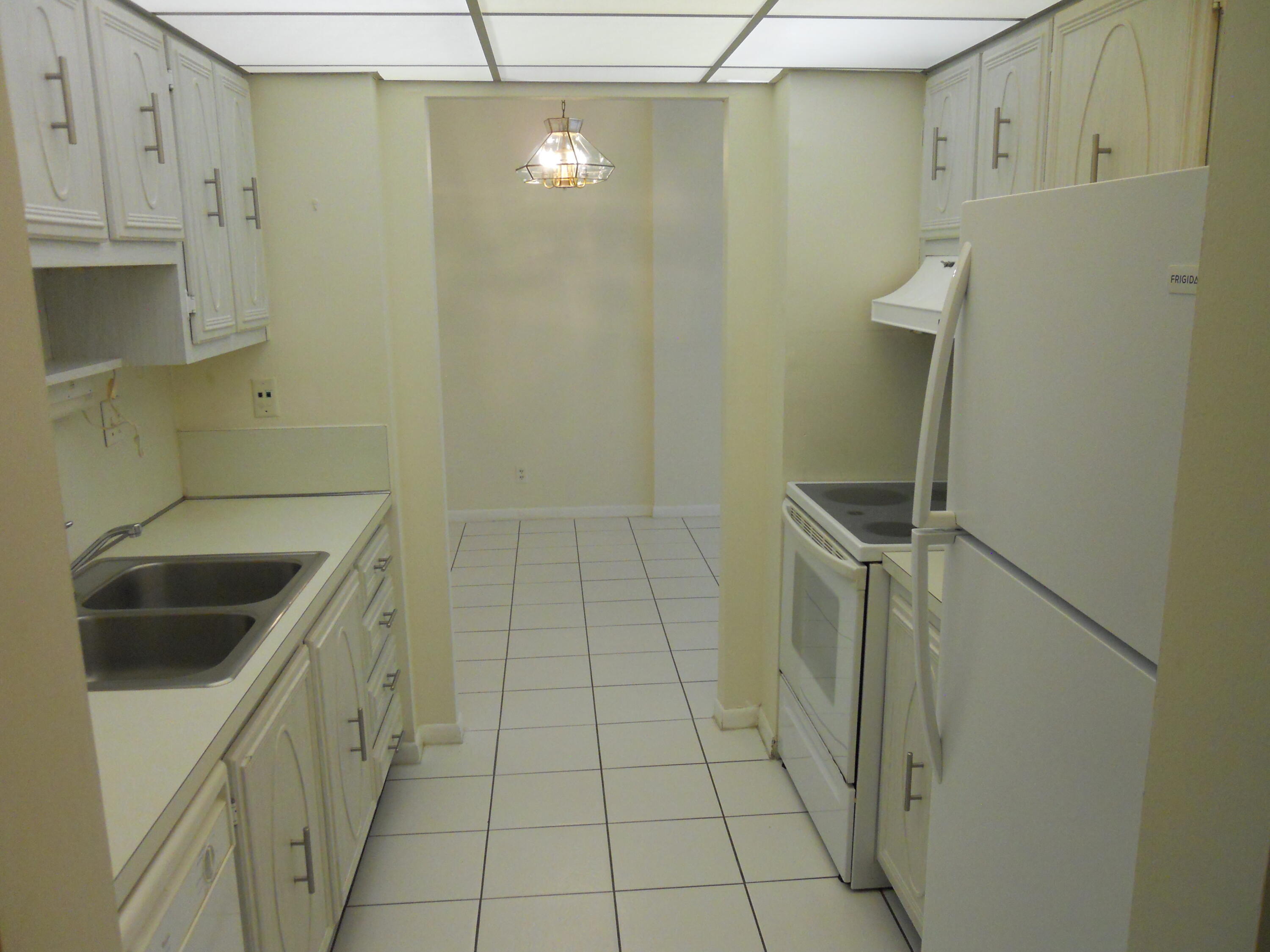 250 Northeast 20th Street, Unit 123S Boca Raton, FL 33431 - Photo 12 of 34 Full Kitchen view